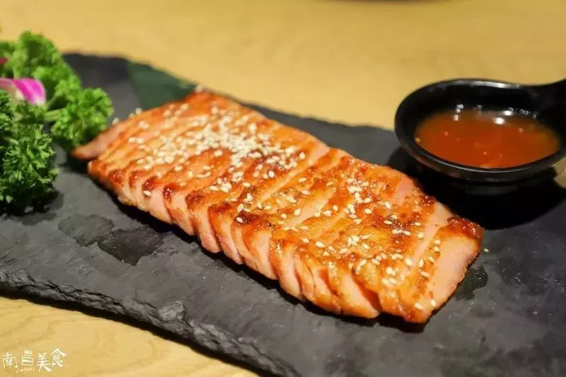 炭烧松板肉辣椒和柠檬的绝妙搭配,让人喝一口就爱上!