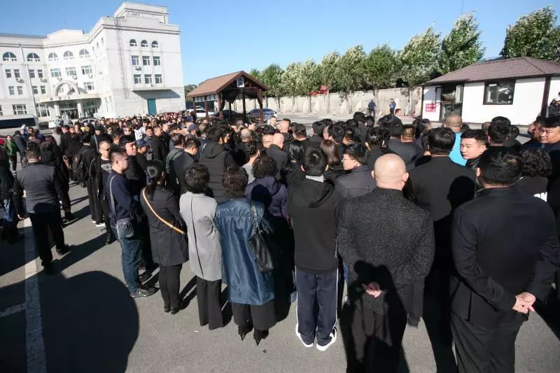 今天师胜杰追悼会,千名群众鼓掌2分钟跟相声大师告别