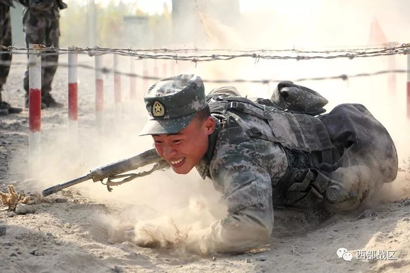 快瞧这个新兵爬战术只需17秒