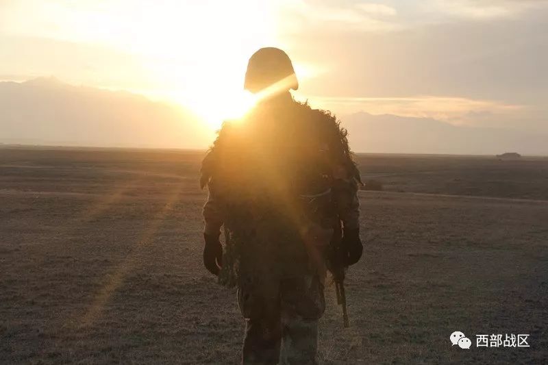 一组军人剪影带你领略迷彩军营