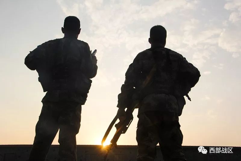 一组背影,带你尝尽军人的酸甜苦辣