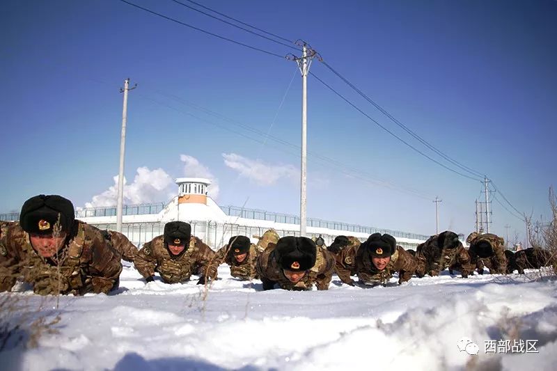 驻疆某团雪天实弹射击军人血性虎气在零度爆表