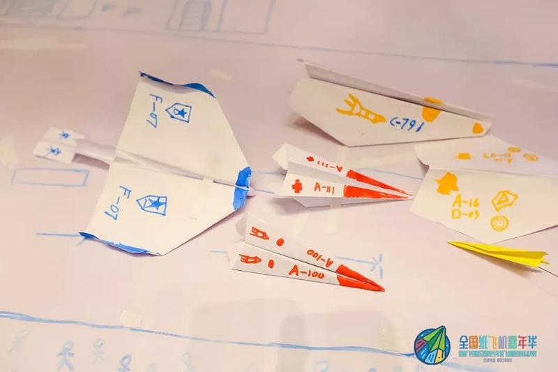 这些可不是一般的纸飞机 琳琅满目,花样百出 你绝对想不到孩子们的