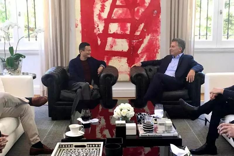 “90后”脱发惊动了这位总统 为生发水疯狂代言 马克里(右)与马云