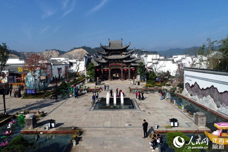 航拍江西上饶槠溪老街 古建筑林立游客享受美景