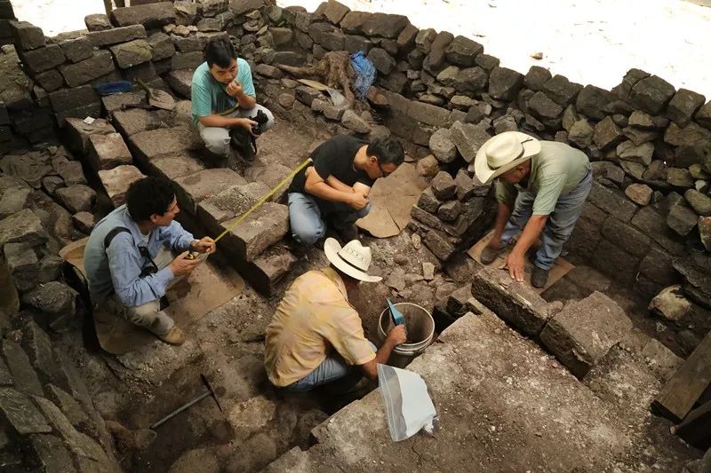 在科潘遗址的考古发掘现场，李新伟和中洪考古队成员正在分析重要遗迹现象。社科院考古所供图