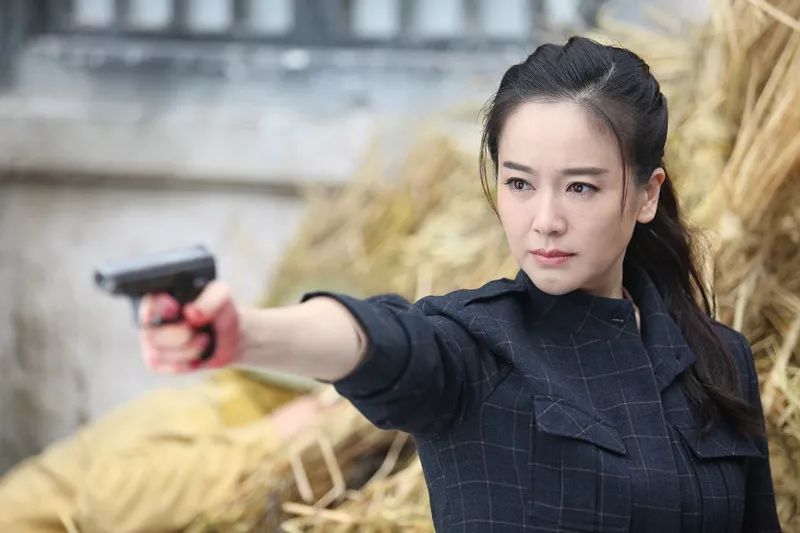 她是"氧气美女"?可她枪战,打斗都很腻害!