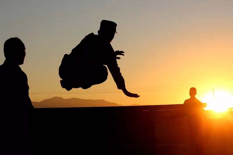 15张极致的军人剪影,每张都超美!