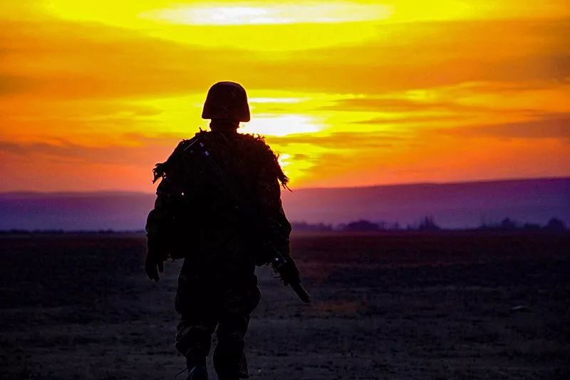 15张极致的军人剪影,每张都超美!