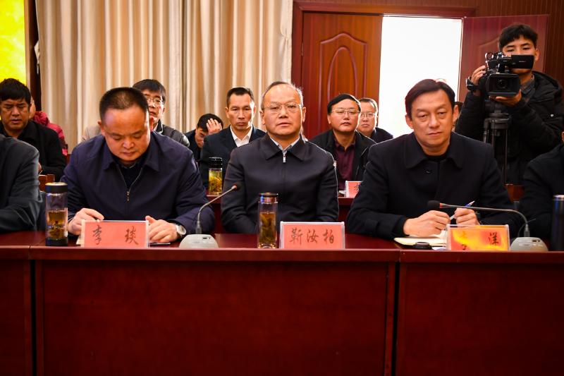 在洱源期间,林忠钦听取了洱源县委书记李洋代表县委,县人民政府的扶贫