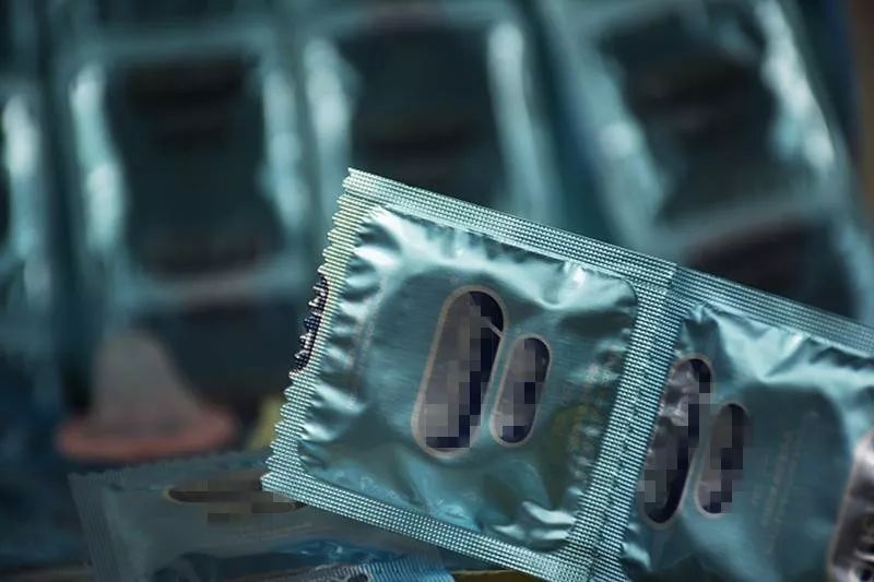 立即偷偷让协警发现反常的安检员见状,将近百来个避孕套.