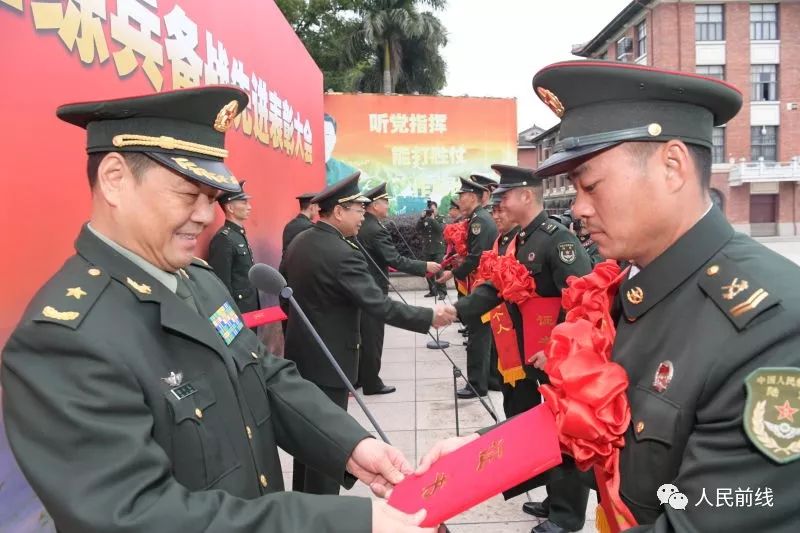 战区陆军徐起零司令员为先进代表颁奖.