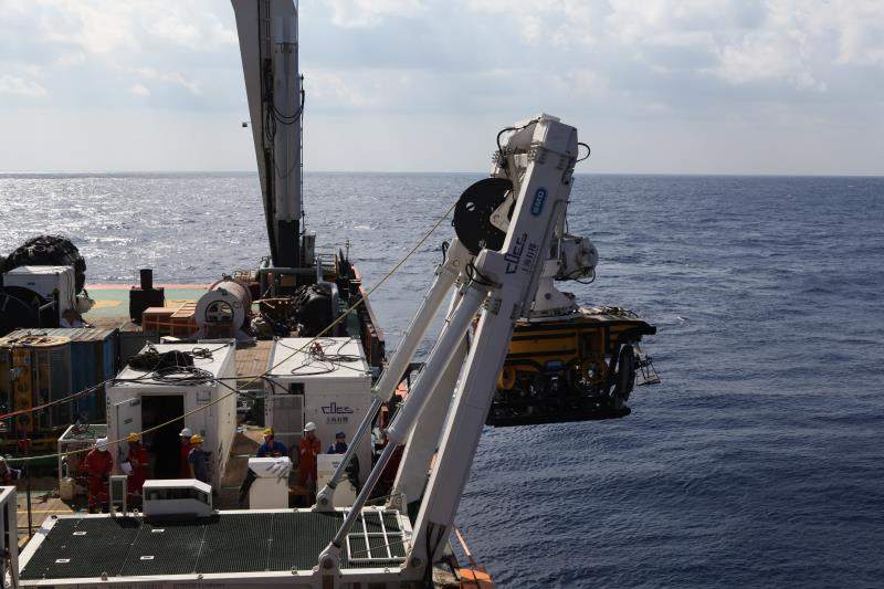 我国深海作业新突破:水下机器人成功下潜至5760米海底