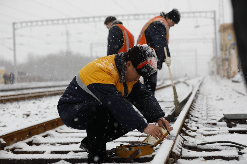 (摄影:北京西电务段 贾静鹏)2月12日,北京西电务段及时组织除