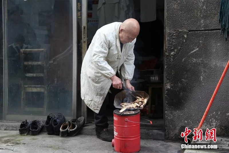 "找90岁爷爷烙铁烫个头,我成了整条街最靓的仔…"