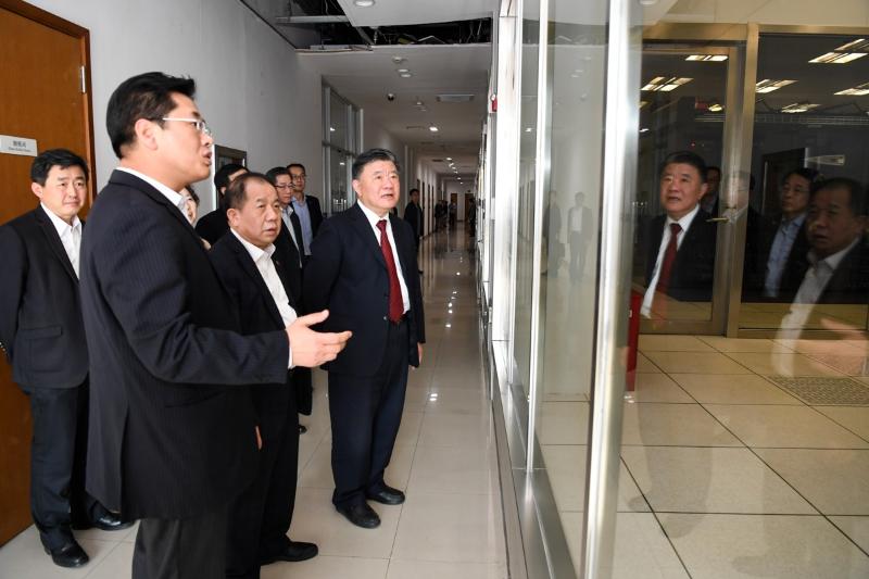 交大党委书记卢建军亲自为撑伞的是谁的简单介绍