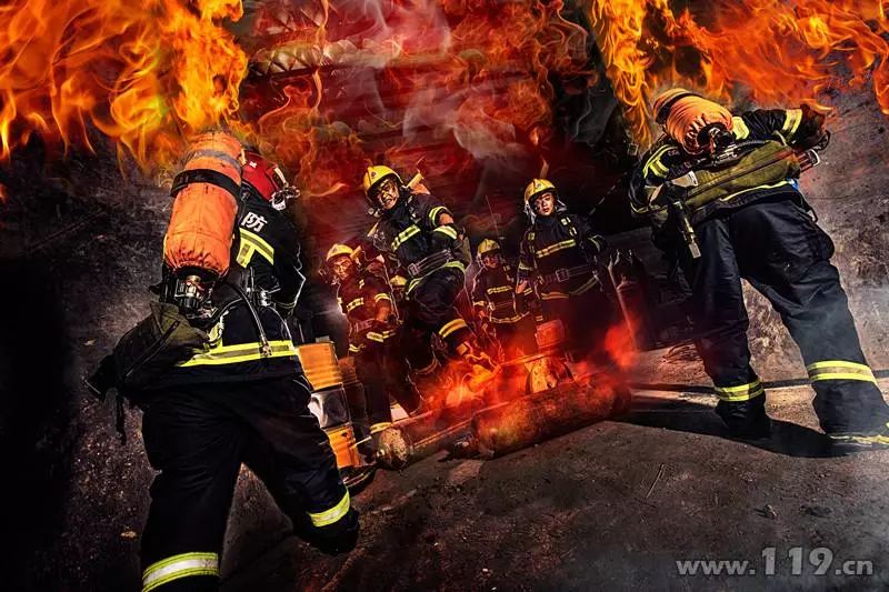 武警官兵致敬消防烈士催泪mv铭记