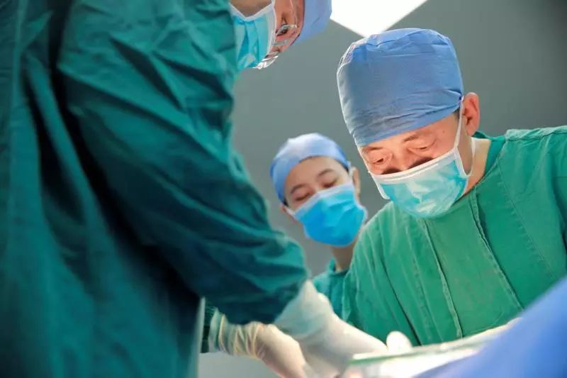 　2017年，为一名结直肠癌患者实施“天河术”的王磊（右）。