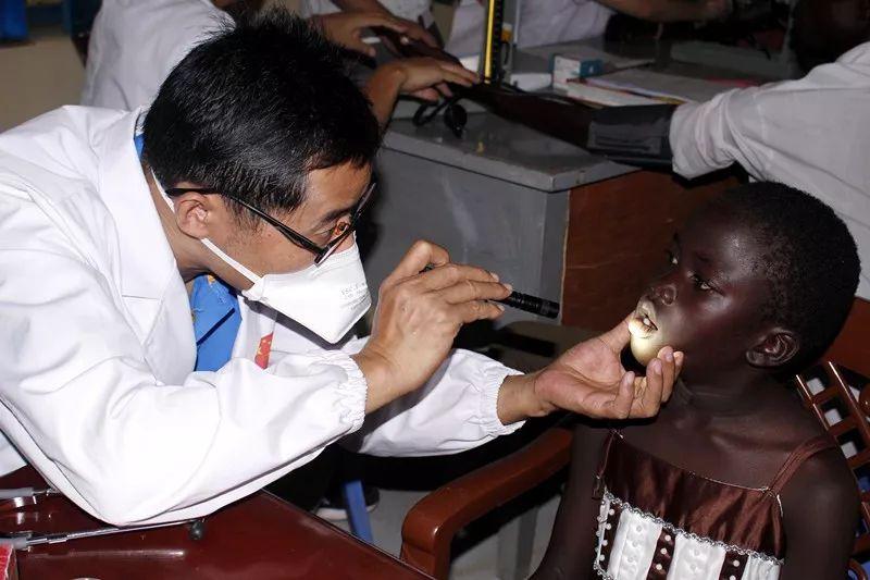 为黑暗中的非洲病人带来光明|卢旺达|医疗队|赞比亚_新浪军事_新浪网