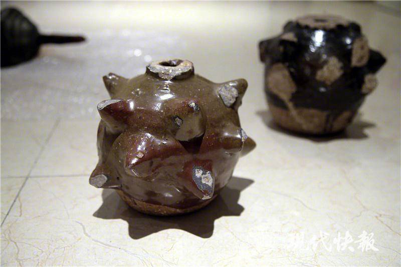 陶制火蒺藜" 它们每个的外壁都有蒺刺 8 至 15 个,顶端还有小孔