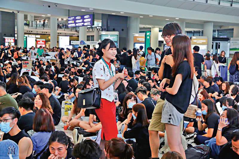 国泰航空空姐:香港警方多地清场 国泰航空空姐等16人被捕(图) 图自港媒