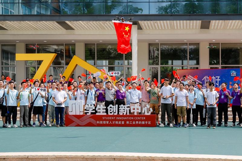 上海交大首发校园我和国旗同框活动酷炫科技范儿实力护旗