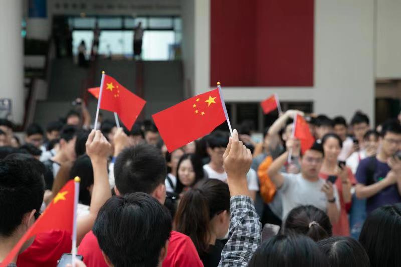 听爱国歌曲响彻香港校园大学生放歌迎国庆