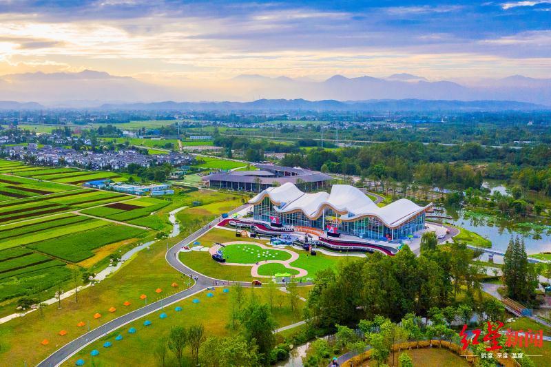 一年多以后,2019年7月,天府国际慢城起步区项目建成投入运营