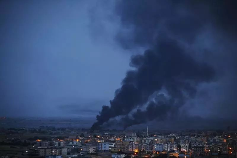 这是10月16日从土耳其边境的杰伊兰珀纳尔拍摄的遭到打击的叙利亚边境城镇拉斯艾因。新华社