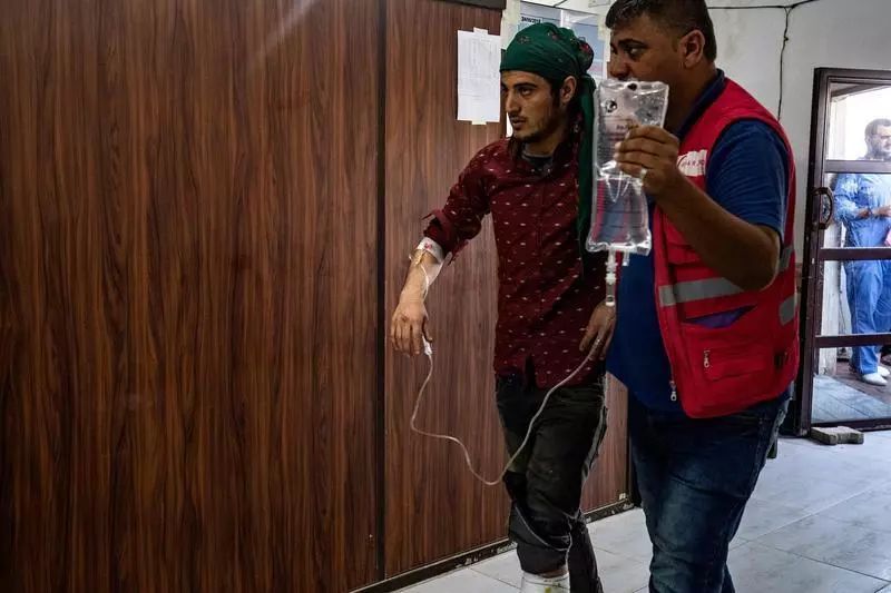  10月18日，在叙利亚边境城镇拉斯艾因附近的塔勒塔姆，一名伤者在医院接受治疗。新华社