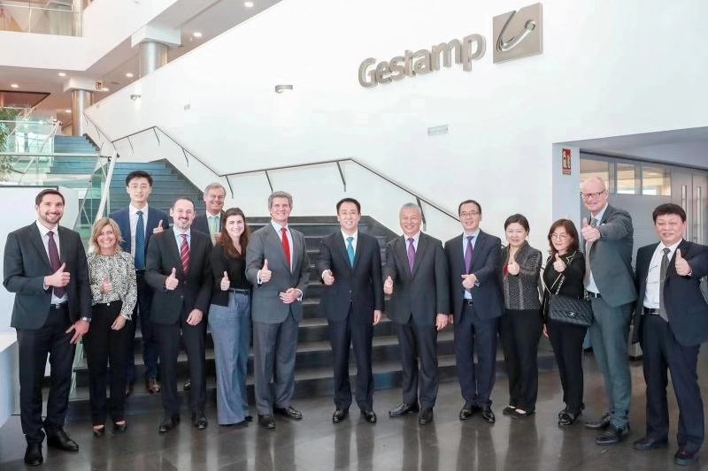 许家印赴欧考察零配件，升级造车朋友圈