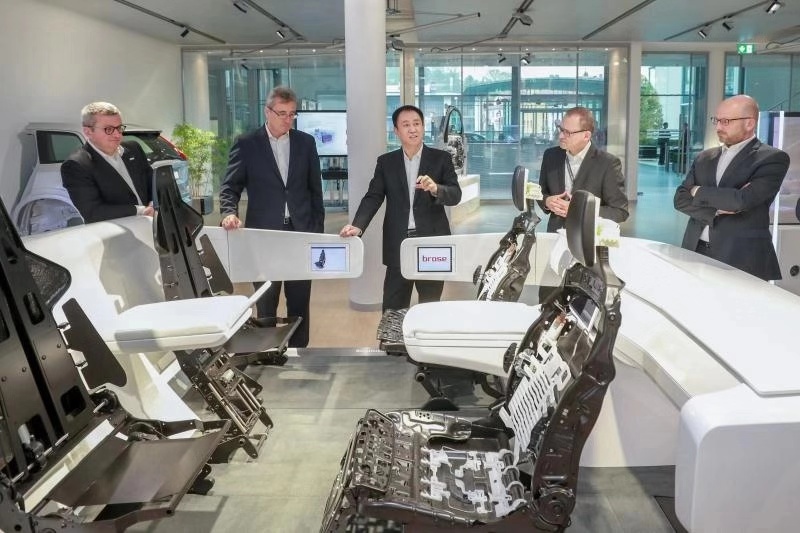 许家印赴欧考察零配件，升级造车朋友圈