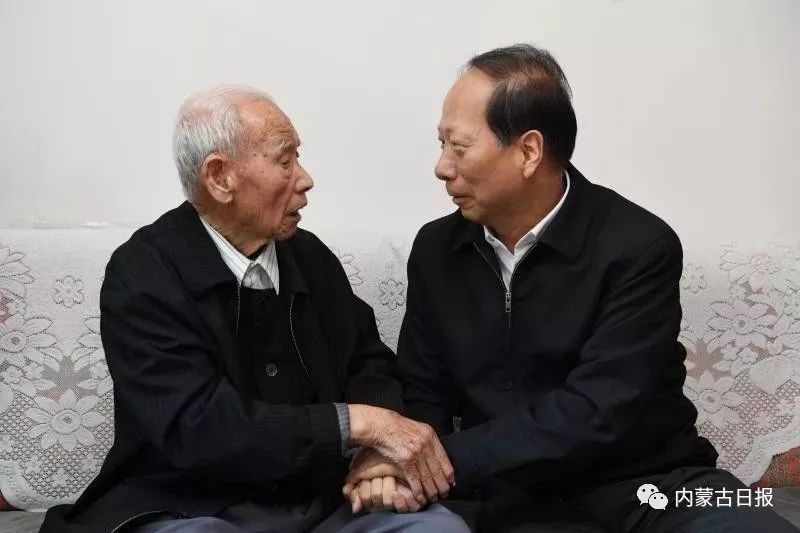 石泰峰(右)看望郝秀山