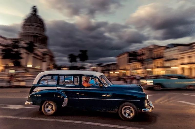 ▲资料图片：2014年10月25日，在古巴哈瓦那，一辆20世纪40年代生产的雪佛兰轿车驶过老城区。（新华社）