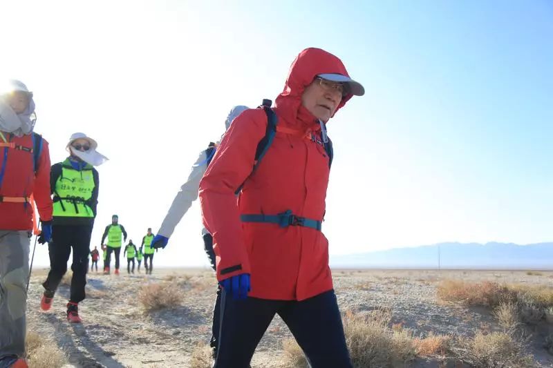 葛剑雄:我不是“书呆子” 也不是“葛大炮” 2019年11月葛剑雄在戈壁徒步