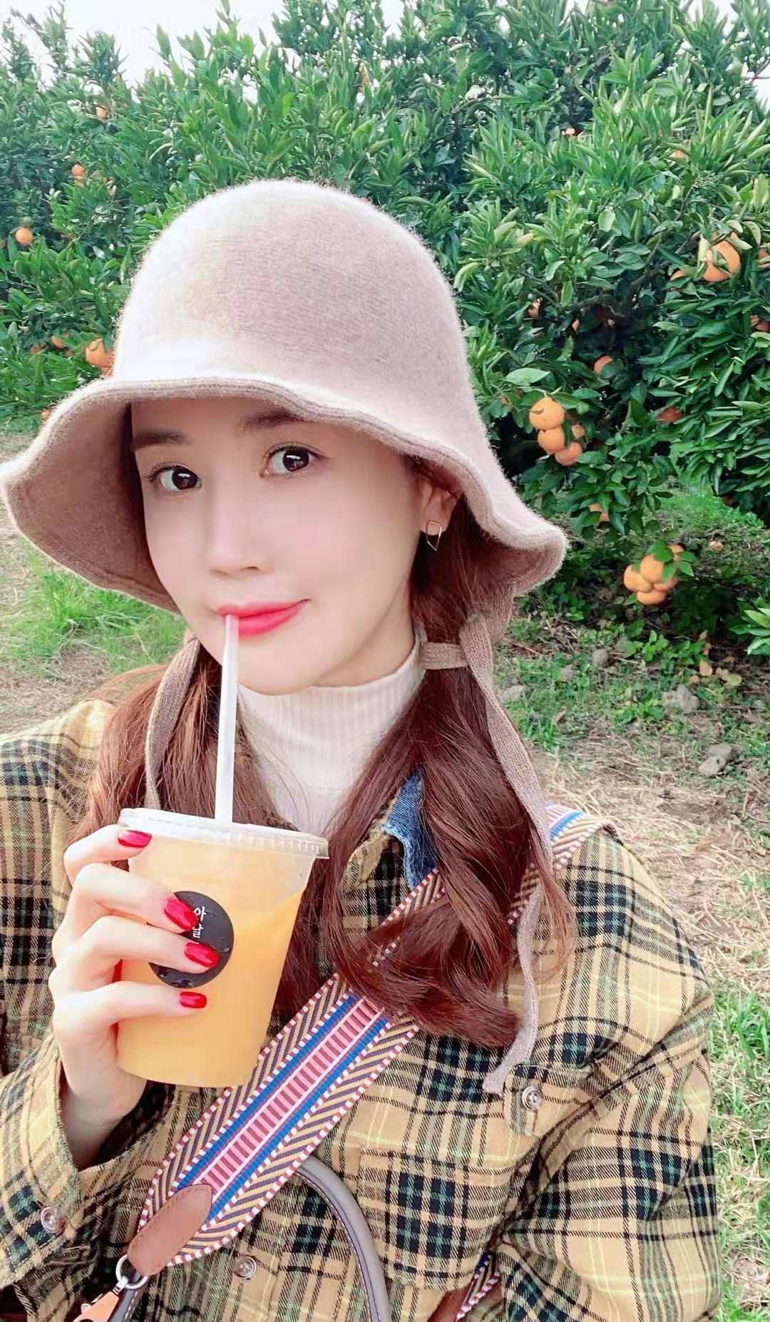 李多海现身济州岛橘子园,格子衬衫搭破洞裤,扎双马尾好甜美!