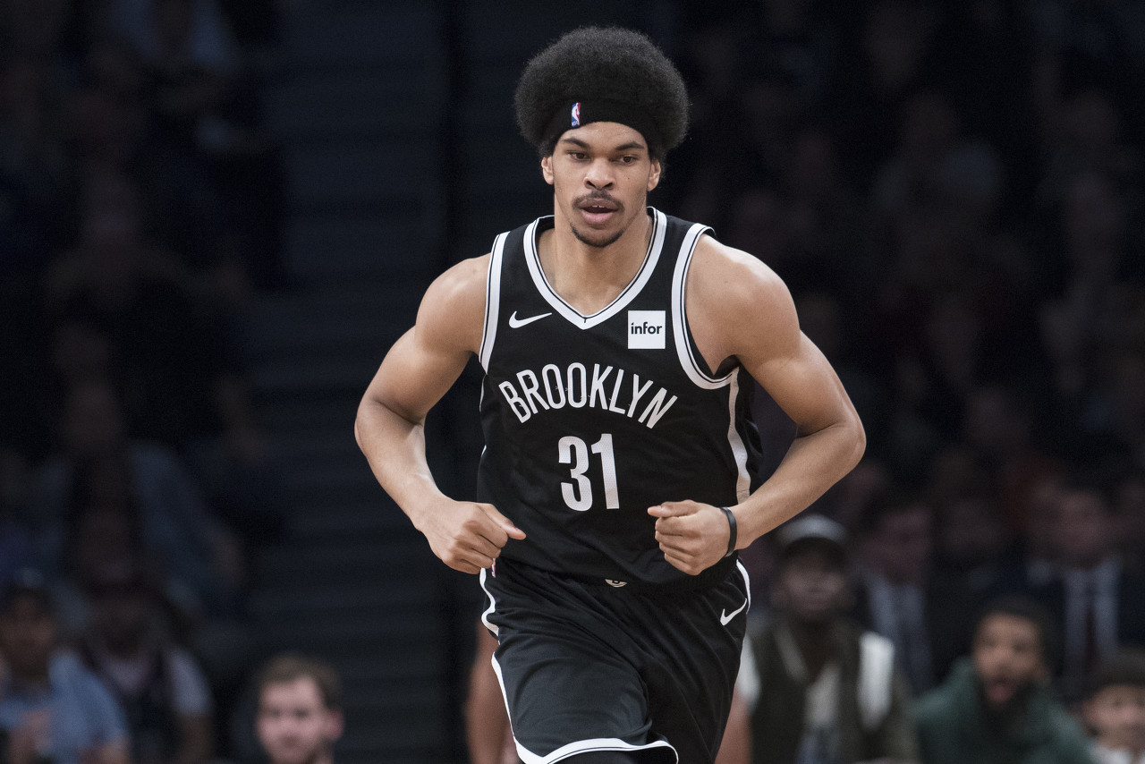 贾莱特-阿伦12中9砍下22分17板统治内线