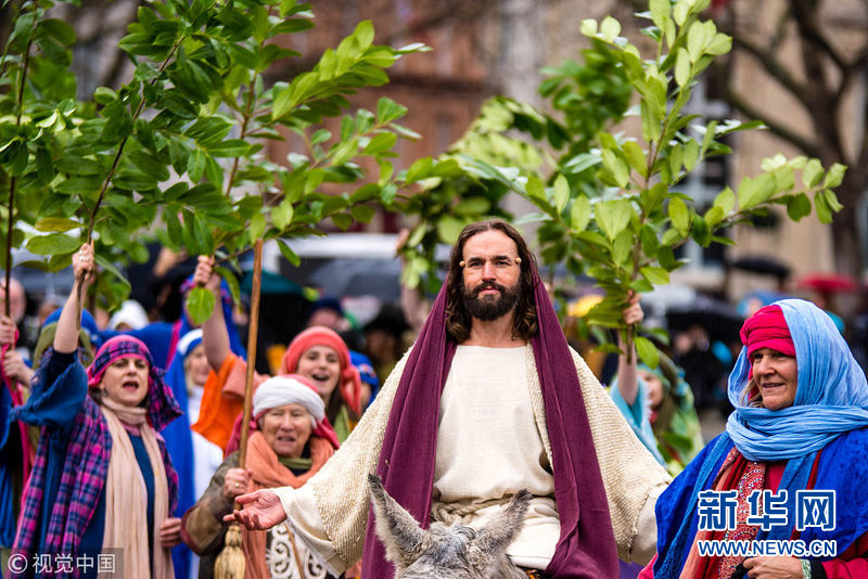 英国民众再现耶稣受难记道具逼真