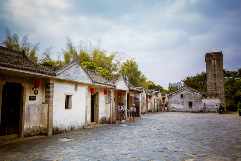 深圳通过30年的改革开放,由一个小渔村变成现代化大都市,其中文化始终