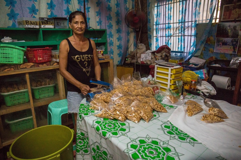 八旬老奶奶因一颗腰果,跻身网红界,粉丝遍布全球