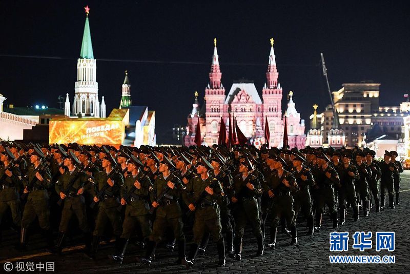 俄罗斯莫斯科,俄罗斯士兵在红场附近参加阅兵彩排,为5月9日胜利日阅兵
