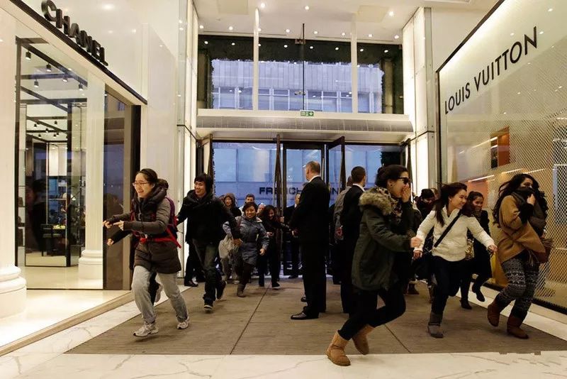 而中国代购们却如秃鹫般赶到现场抢奢侈品