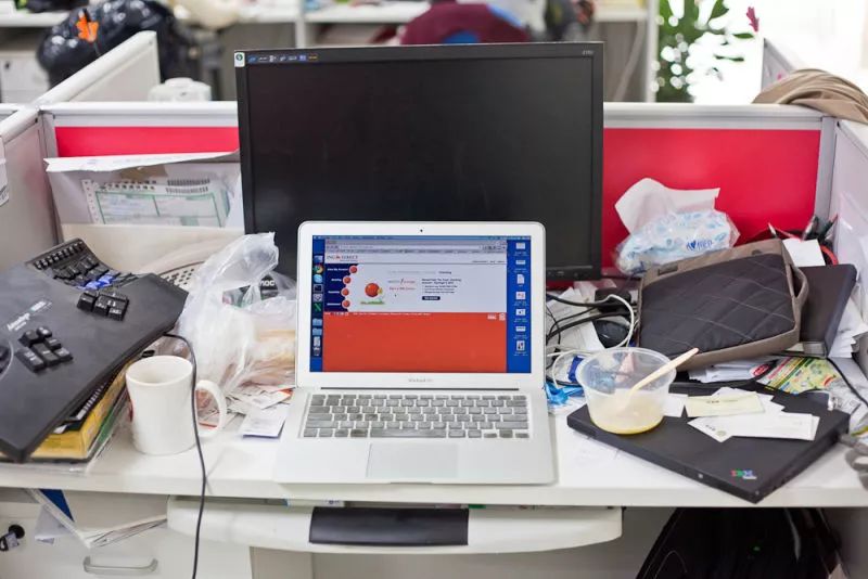 耿直boy王兴没有自己的办公室,图片中的办公桌是早些年的,只有用一个