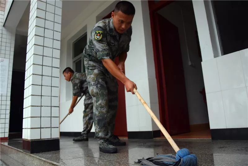 仔细打扫公共卫生