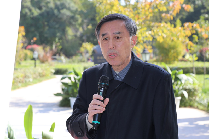 颜虹副校长,朱宏亮教授等共同为纪念碑揭幕,"兴医强国,艰苦奋斗,精勤