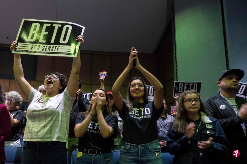 美国中期选举:女性登记选民比男性多出1000万