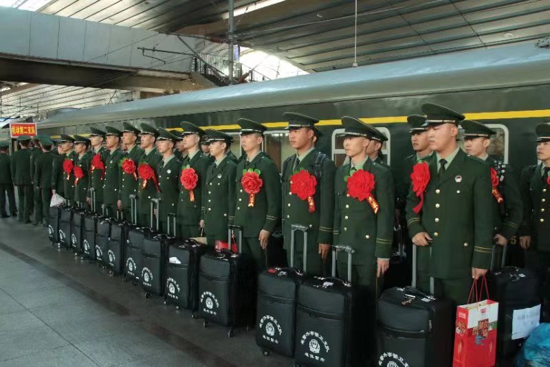 无价火车票为战友送行候车室为老兵唱响最后一歌