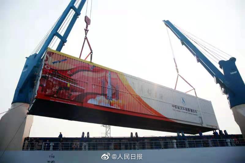 10月27日，长征五号遥三运载火箭安全运抵海南文昌清澜港。 微博@人民日报 图