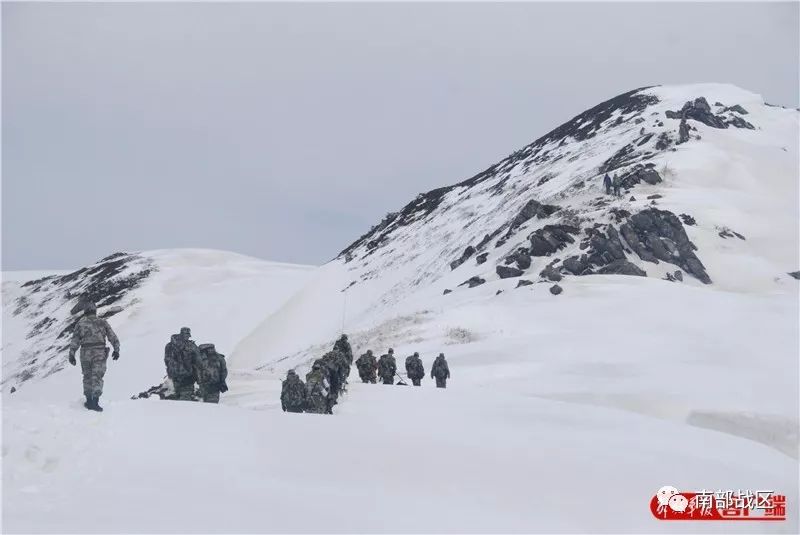 雪山边防战士图片