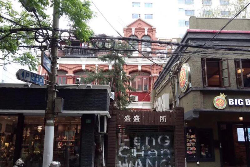 从南阳路到铜仁路这段不长的马路上,与颜料商有关的老宅不止"贝轩大